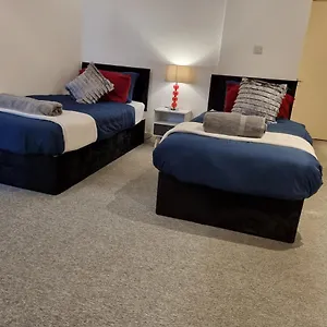 Holiday home Luxury In Centre 6 Beds 3 Toliet W Private Parking, Southampton